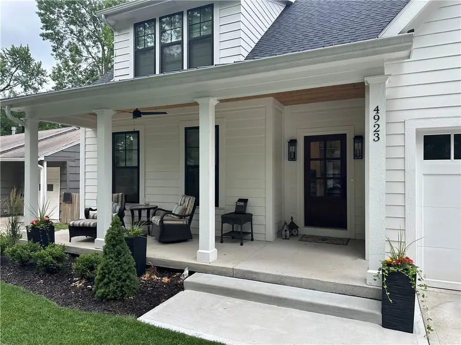 4620 W 70th Terrace, Prairie Village, KS 66208 - #2