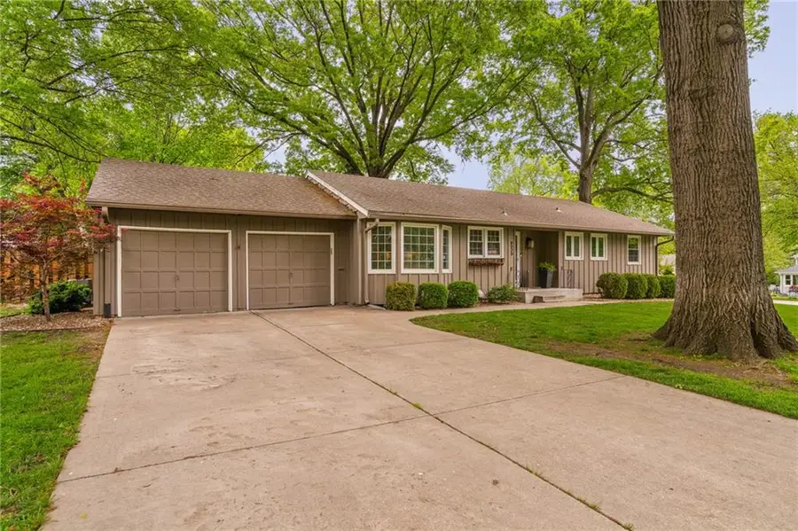 6525 Hodges Drive, Prairie Village, KS 66208 - #2