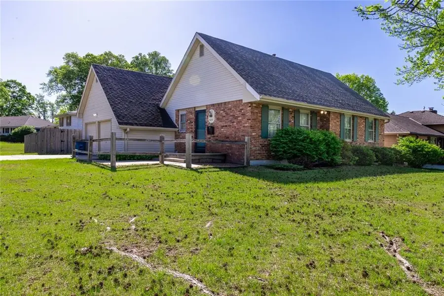 6711 N Indiana Avenue, Gladstone, MO 64119 - #2