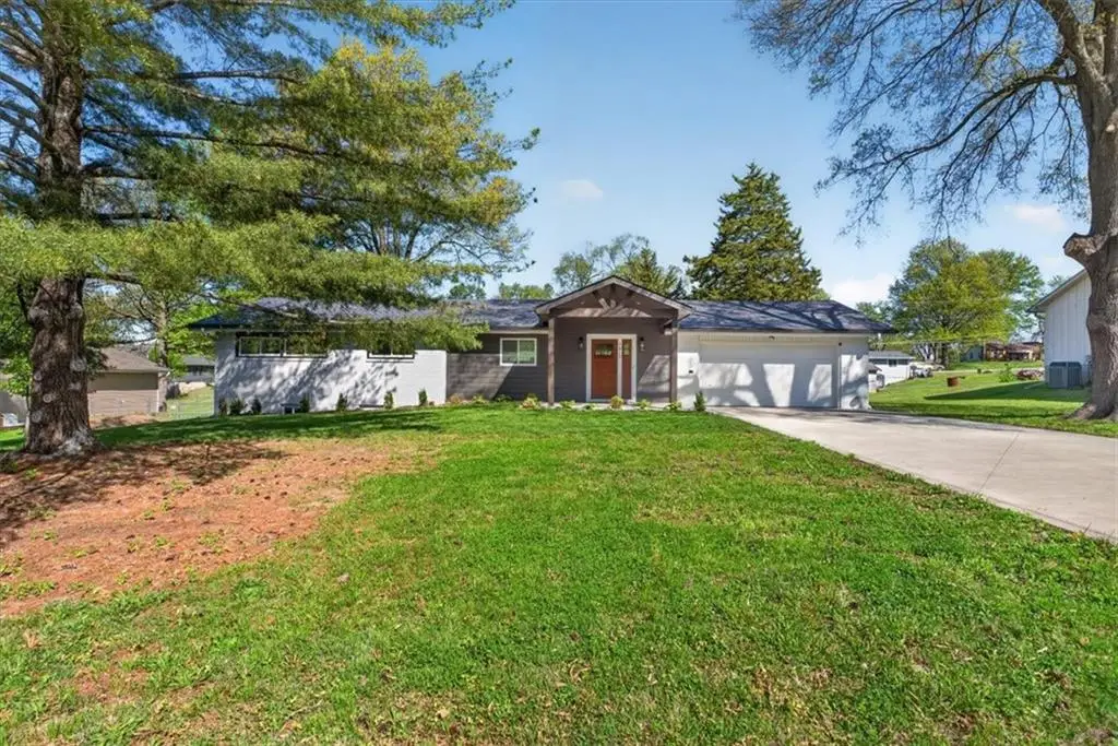 7810 NW Bluegrass Drive, Parkville, MO 64152 - #1