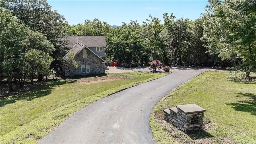 2323 S Crenshaw Road, Independence, MO 64057 - #2