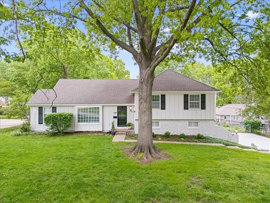 106 E 115th Street, Kansas City, MO 64114 - #1