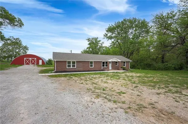 1129 NW Us 50 Highway, Centerview, MO 64019