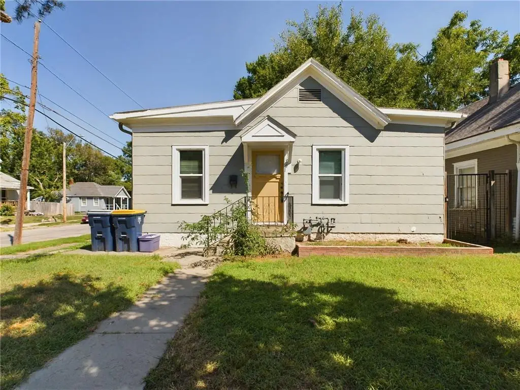 301 Lawndale Avenue, Kansas City, MO 64123 - #1