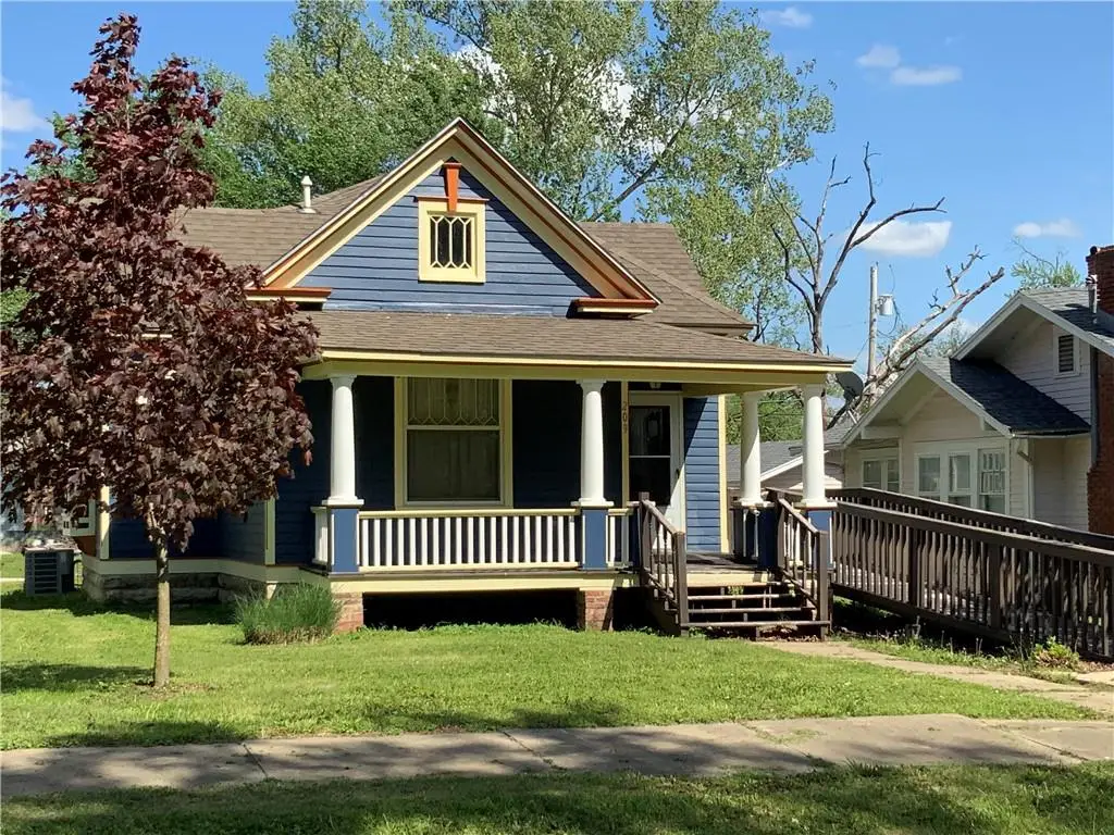 209 S Oak Street, Iola, KS 66749 - #1