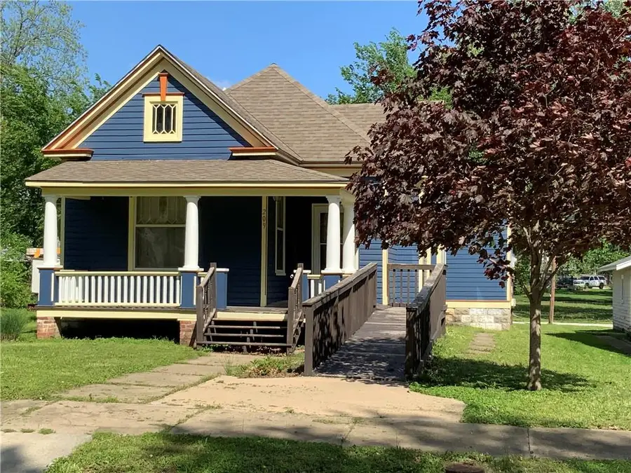 209 S Oak Street, Iola, KS 66749 - #2