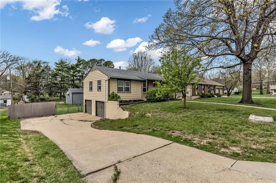 7528 N Tracy Avenue, Gladstone, MO 64118 - #3