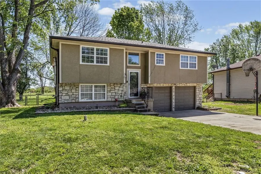 1101 S Doyle Street, Louisburg, KS 66053 - #3