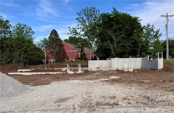 8675 Eagle Creek Drive, De Soto, KS 66018