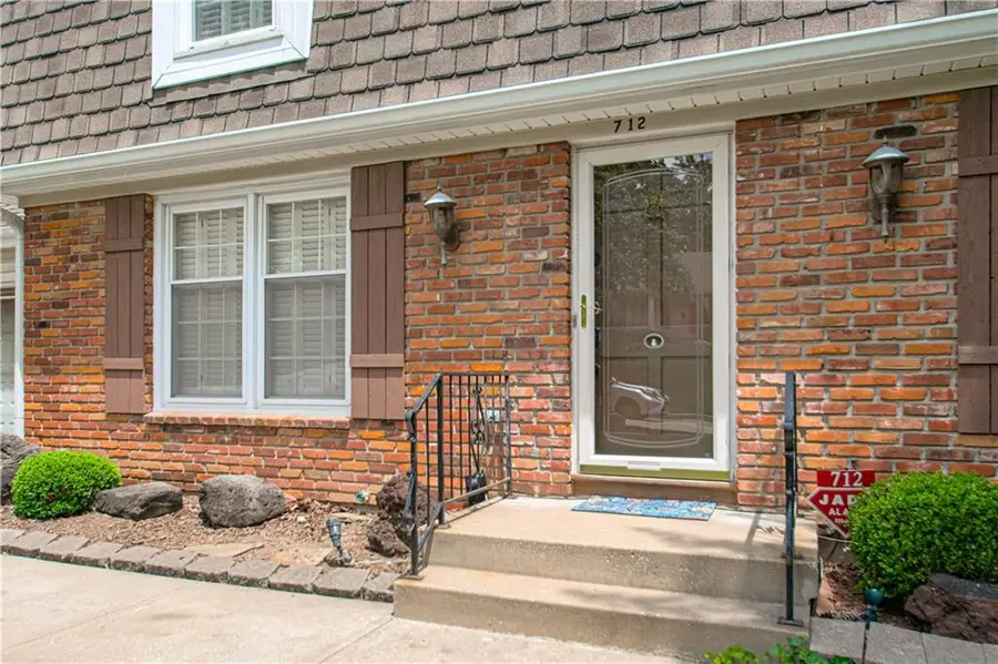 712 W 121st Street, Kansas City, MO 64145 - #2