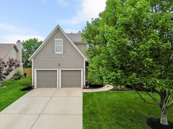 16056 S Stagecoach Drive, Olathe, KS 66062