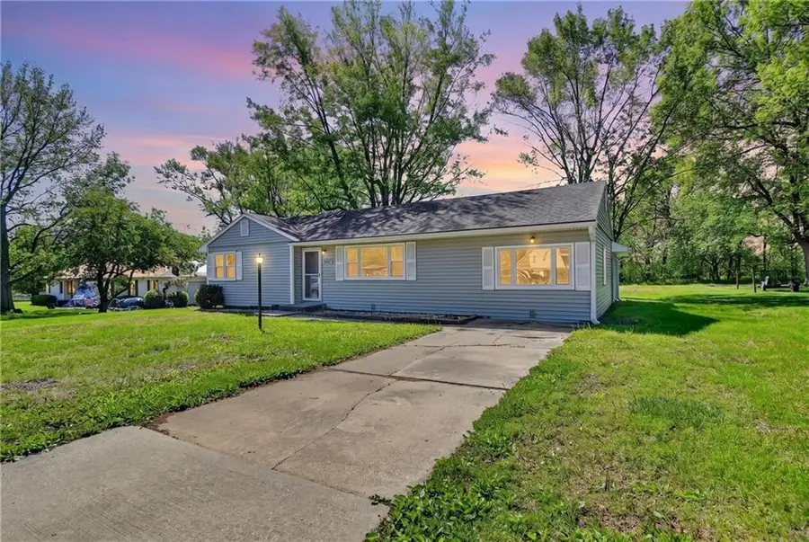1901 Crestwood Drive, Harrisonville, MO 64701 - #2