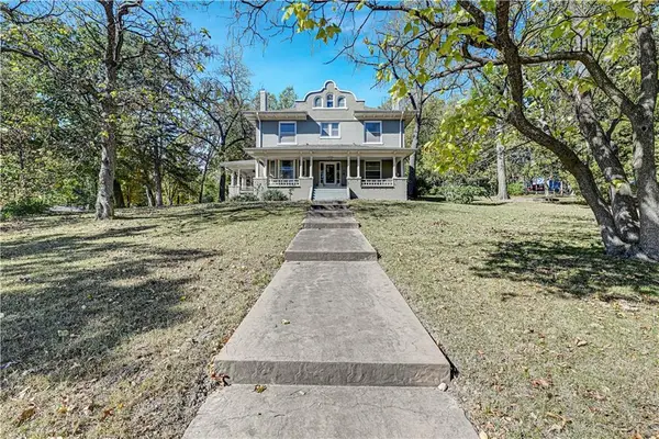 221 W Front Street, Bonner Springs, KS 66012