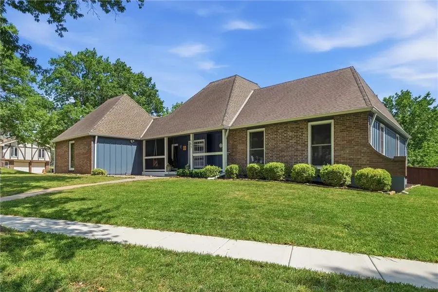563 E 129th Terrace, Kansas City, MO 64145 - #2