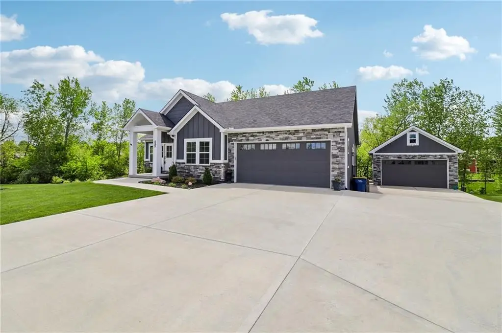 546 N Oakwood Lane, Tonganoxie, KS 66086 - #1