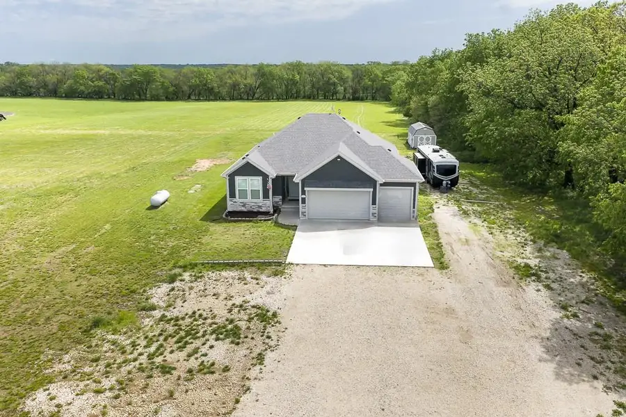 20196 207th Street, Tonganoxie, KS 66086 - #3