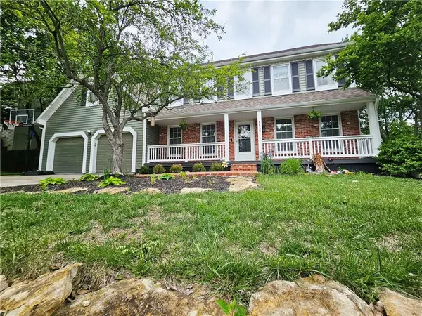 8638 Greenwood Lane, Lenexa, KS 66215