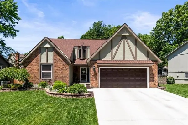 528 SE Country Lane, Lee's Summit, MO 64063