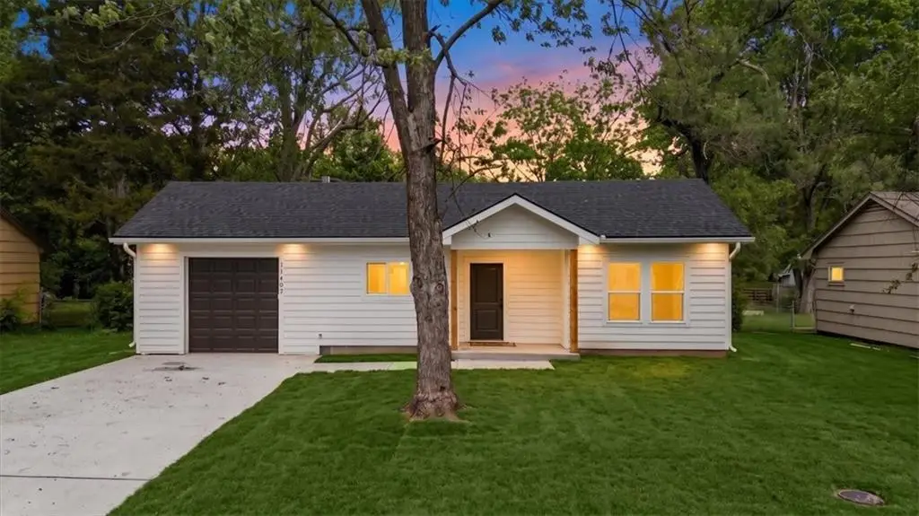11407 Spruce Avenue, Kansas City, MO 64137 - #1