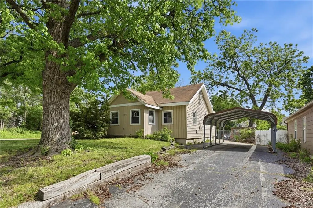2901 W 43rd Terrace, Kansas City, KS 66103 - #1