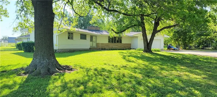 1501 N Kentucky Street, Iola, KS 66749 - #2