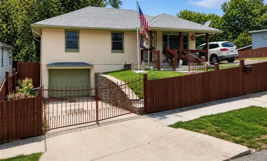 406 Elmwood Avenue, Kansas City, MO 64124 - #2