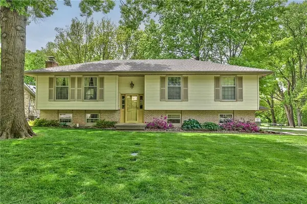 5816 Whispering Oaks Lane, Kansas City, MO 64152