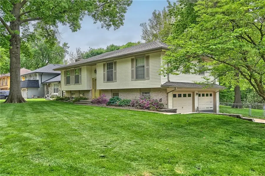 5816 Whispering Oaks Lane, Kansas City, MO 64152 - #2