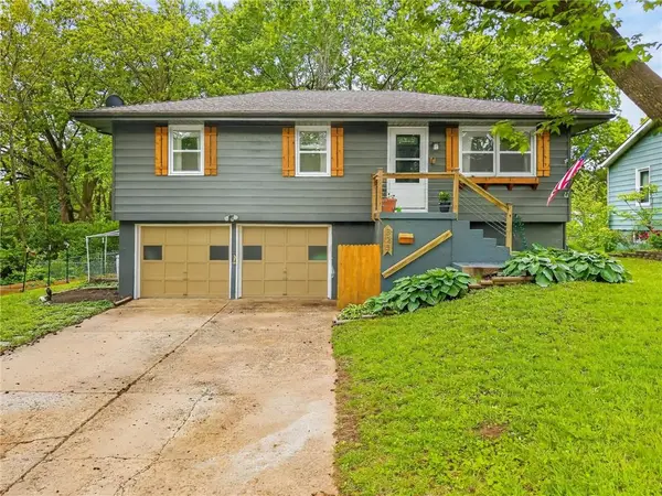 825 SW Pleasant Drive, Lee's Summit, MO 64081