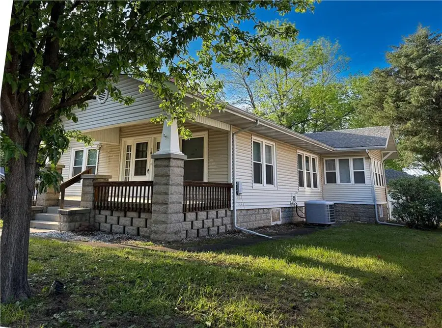 524 W Cherry Street, Nevada, MO 64772 - #2