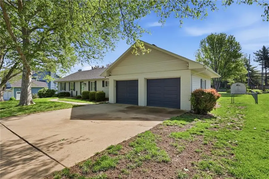 5645 Meadow View Drive, Shawnee, KS 66226 - #2