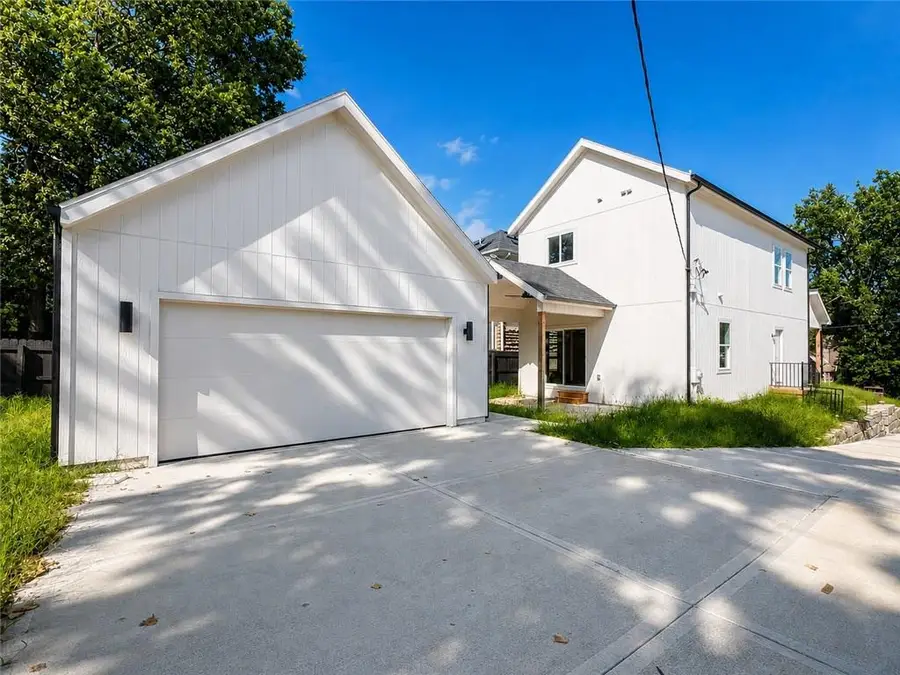 2846 Tracy Avenue, Kansas City, MO 64109 - #2