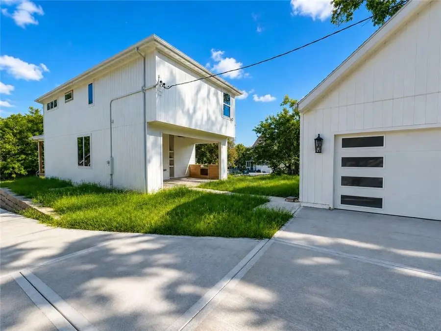 2844 Tracy Avenue, Kansas City, MO 64109 - #2