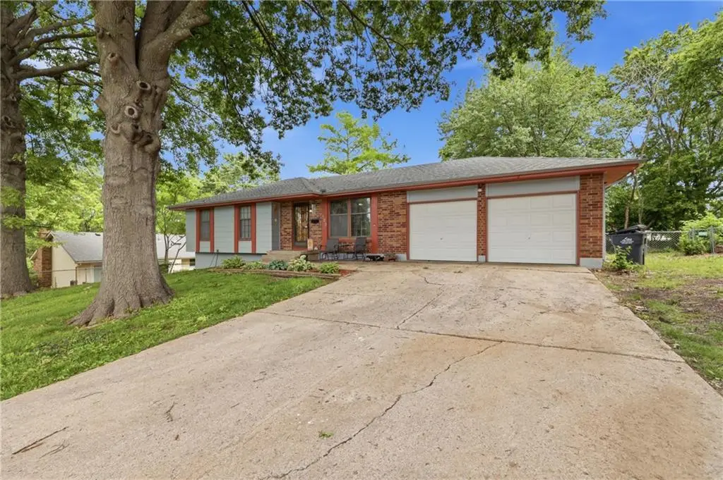 122 E Walnut Street, Blue Springs, MO 64014 - #1
