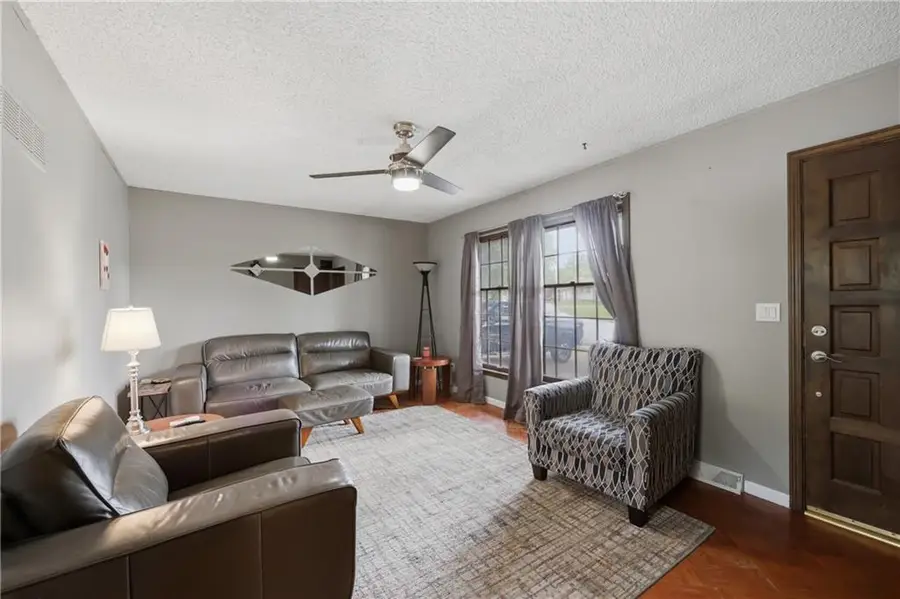 122 E Walnut Street, Blue Springs, MO 64014 - #2
