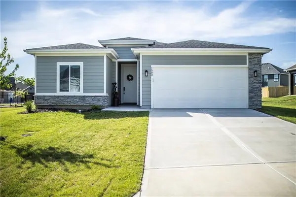 1592 Grayhawk Drive, Basehor, KS 66007