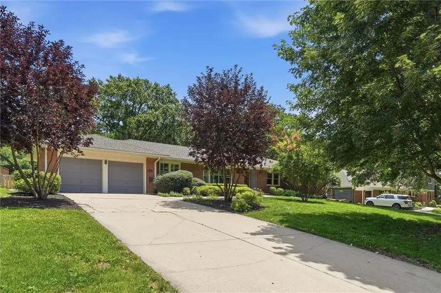 9821 Pembroke Lane, Leawood, KS 66206 - #2