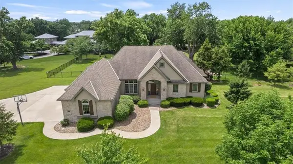 18840 Travis Lane, Stilwell, KS 66085
