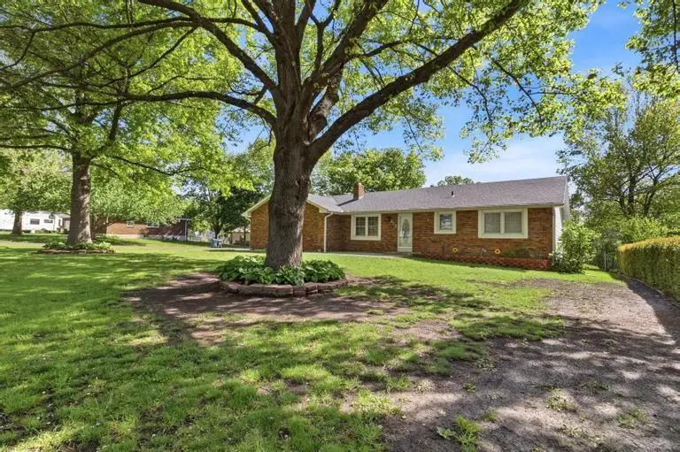 402 S Harrison Street, Spring Hill, KS 66083 - #3