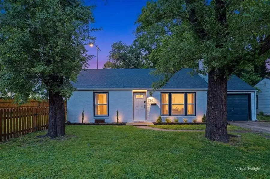 228 W Pocahontas Lane, Kansas City, MO 64114 - #2