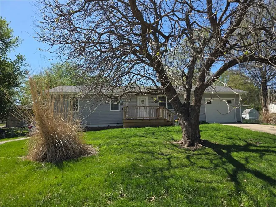 606 S Catalpa Street, Savannah, MO 64485 - #2