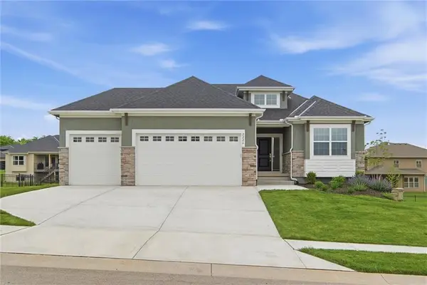 2226 SW Heartland Court, Lee's Summit, MO 64082