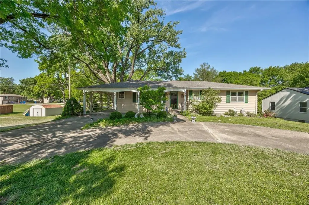 1020 S Delaware Street, Tonganoxie, KS 66086 - #1