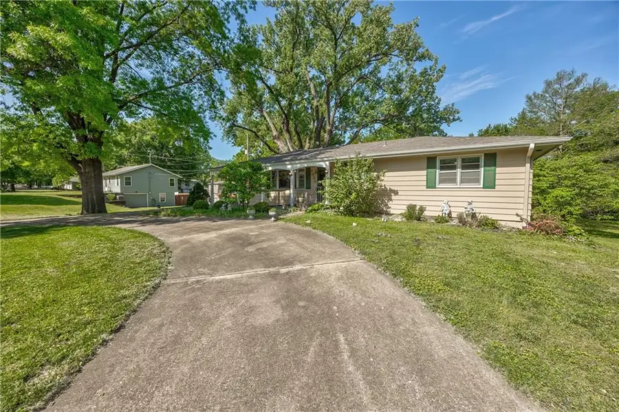 1020 S Delaware Street, Tonganoxie, KS 66086 - #3