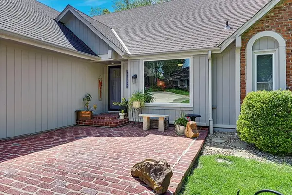 6932 Cottonwood Drive, Shawnee, KS 66216