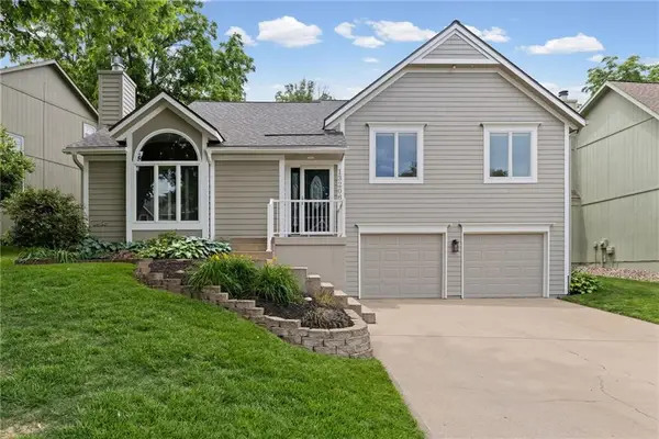 13206 S Foxridge Drive, Olathe, KS 66062