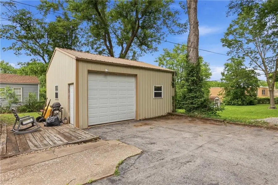 3207 S Vermont Avenue, Independence, MO 64052 - #3