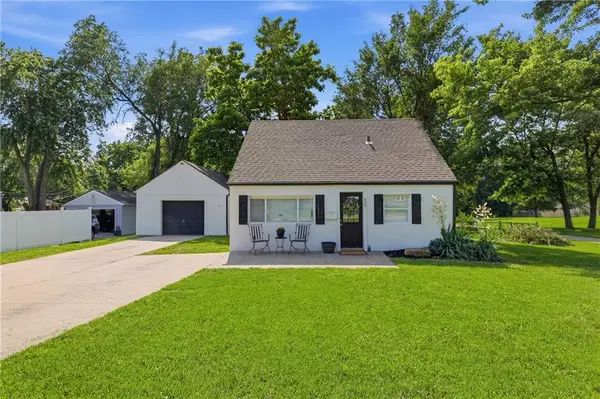 604 NE Douglas Street, Lee's Summit, MO 64063