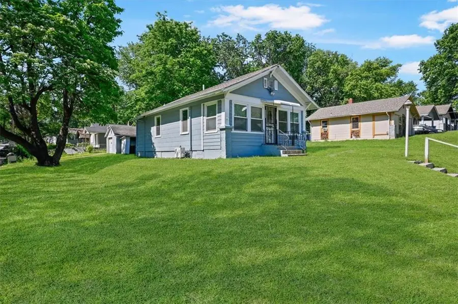 2917 E 61st Street, Kansas City, MO 64130 - #2