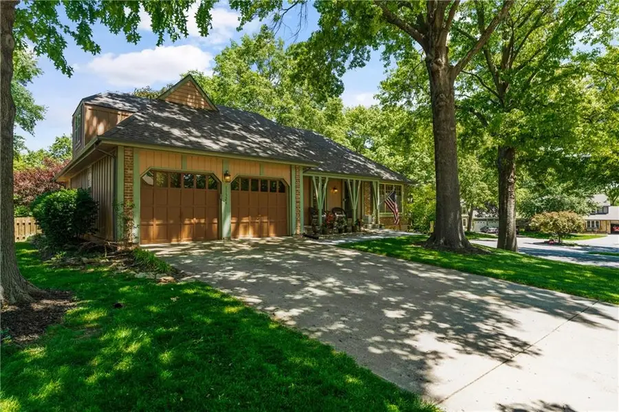 11524 Rosehill Road, Overland Park, KS 66210 - #2
